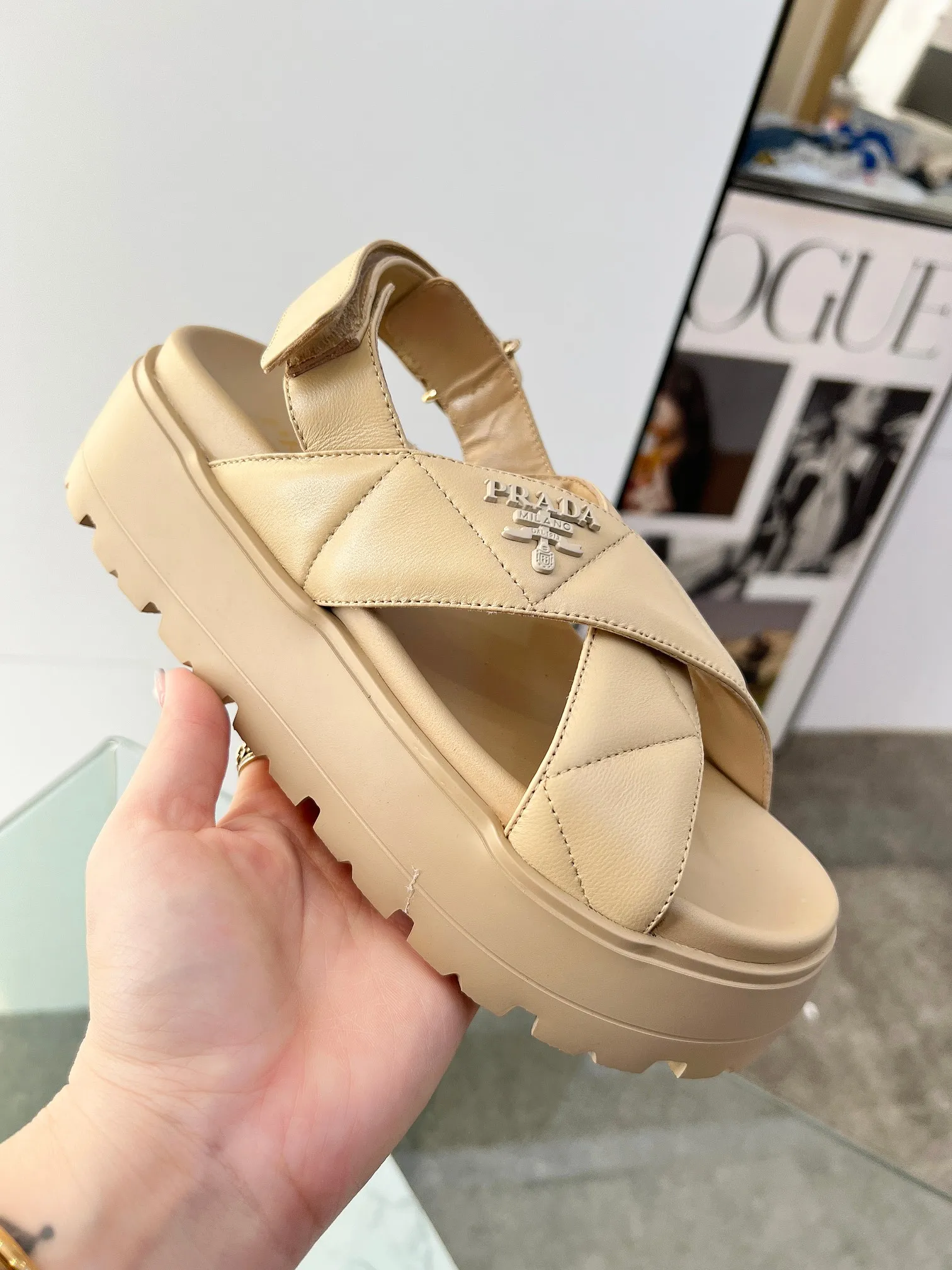 👟👟Ex-factory price 460👟👟 PRADA 2025 vs spring and summer popular sandals series... [Thick-soled double-button sandals] Original 1:1 customization, this year's most fashionable and popular retro British style, simple and elegant, all styles are good-looking, platform thick soles make you slimmer and taller, very comfortable, fashionable and versatile... Many Internet celebrities are on their feet. These platform round-toe thick-soled shoes are very popular this year. They can be worn (increased) for both leisure and leisure. ❶Material: Customized imported calf leather ❷Inner: Customized imported sheepskin ❸Outsole: Original molded ultra-light outsole ❹Sole thickness: 5.5cm ❺Number of yards: 35-40 ❻Packaging: Original full set of packaging ☀Color: Official website updated simultaneously